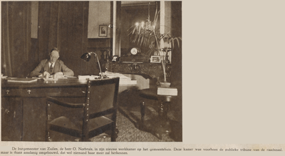 874556 Portret van burgemeester Obbe Norbruis, in zijn nieuwe werkkamer op het gemeentehuis van Zuilen (Huis Daelwijck).